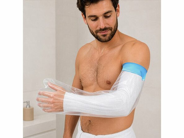 Manchette de protection imperméable sur un homme avec un platre