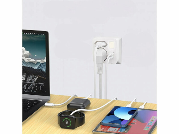 Multiprise adaptateur Revolt compacte avec 2 prises secteur et ports USB mise en situation