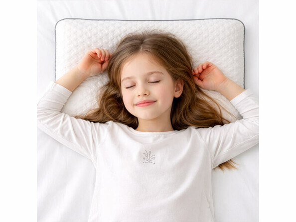 Oreiller à mémoire de forme mise en situation avec enfant dormant sur le dos