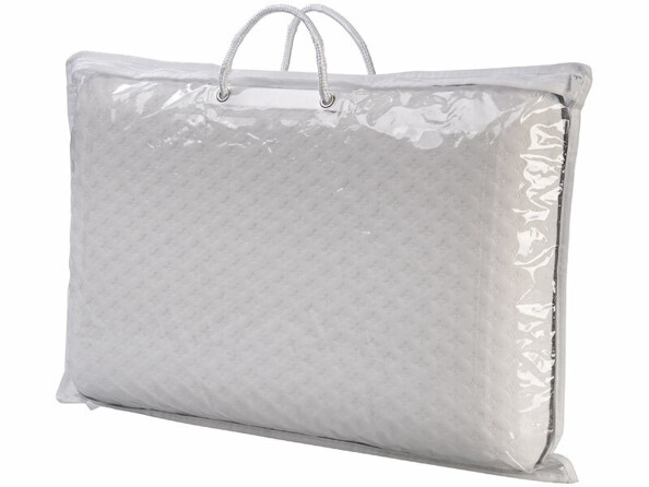 Oreiller à mémoire de forme dans sa housse en plastique transparent