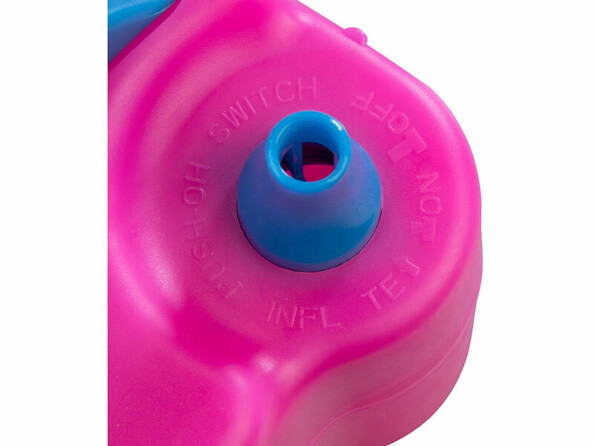 vue zoomée sur l'embout de gonflage de la pompe électrique pour ballons d'anniversaire