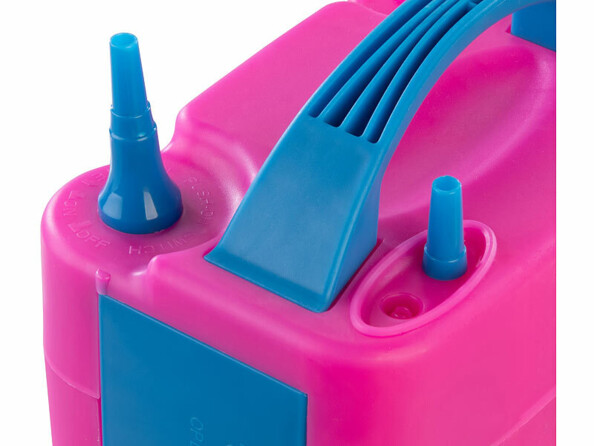 vue zoomée sur le réducteur sur l'embout de gonflage de la pompe électrique pour ballons de baudruche