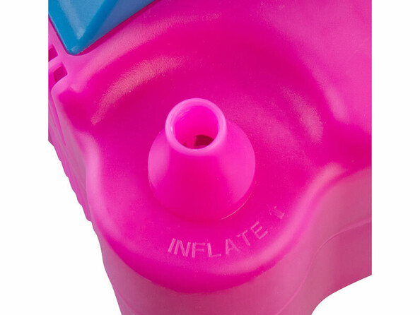 vue zoomée sur l'embout de gonflage de la pompe électrique pour ballons d'anniversaire