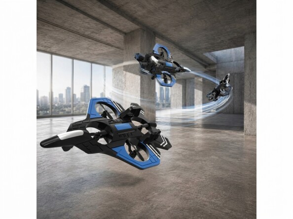 Trois drones-jets futuristes noirs et bleus évoluent dans un hall en béton avec vue urbaine