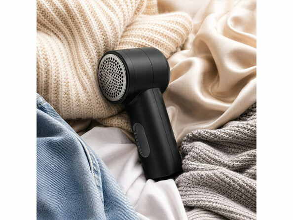 Rasoir anti peluches électrique rechargeable posés sur des habits