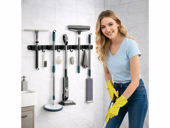 Support mural pour outils mis en situation au mur avec balais et femme portant des gants