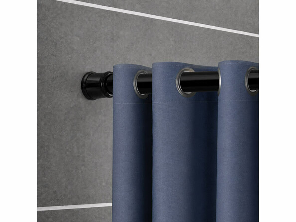 vue zoomée sur tête barre télescopique avec rideau de douche