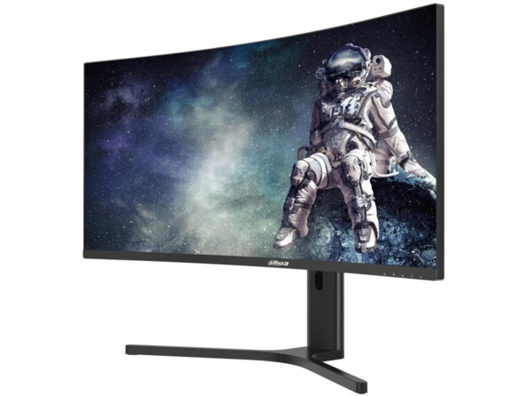Ecran incurvé DAHUA E330C 34" spécial gaming vu de biais avec écran d'accueil affiché montrant un astronaute assis sur la lune
