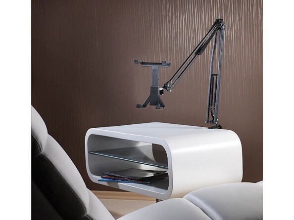 Support de fixation universel avec bras articulé mis en situation sans tablette
