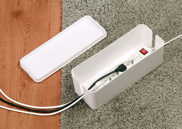 Grande boîte blanche pour ranger une multiprise et ses câbles