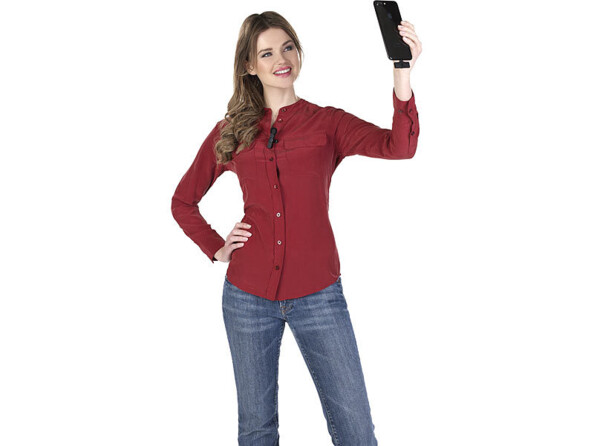 Mini microphone sans fil pour appareils avec connecteur Lightning mise ne situation sur un iPhone pendant une visioconférence