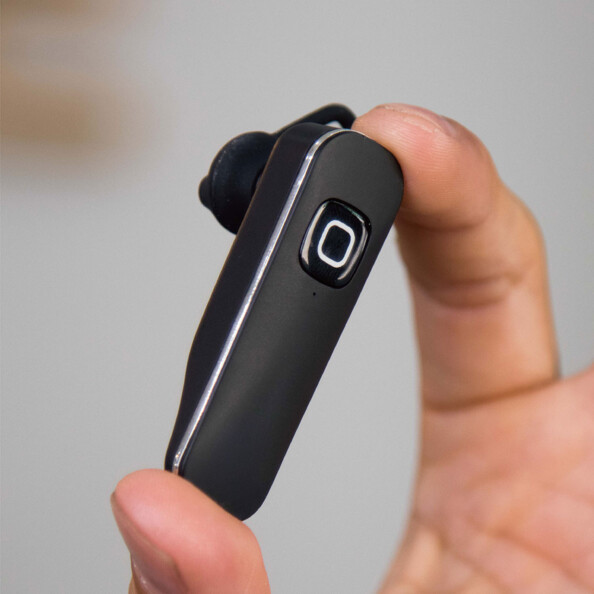 Oreillette de traduction vue sous différents angles.