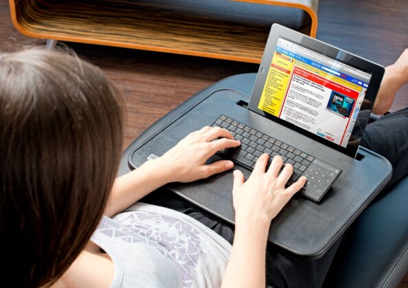 Station de travail avec support pour smartphone ou tablette