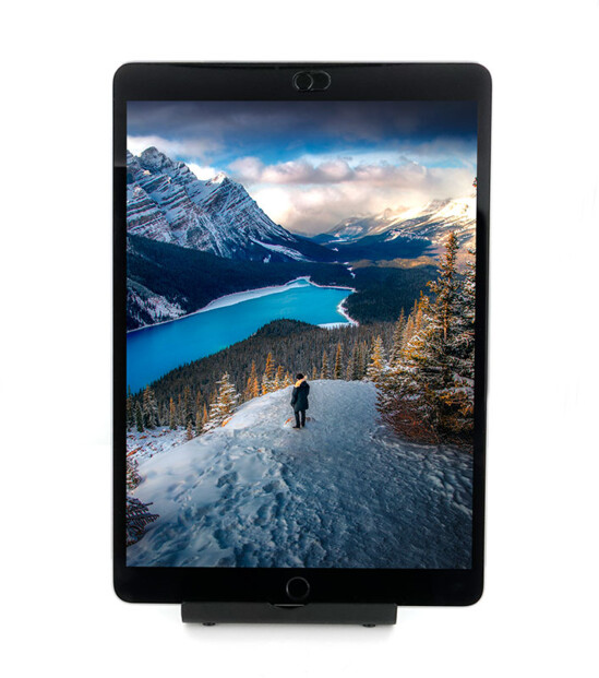 Tablette posée sur un support stable et facile à transporter pour une vue optimale