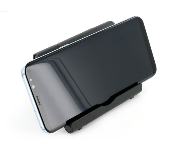 Smartphone posé en mode paysage sur un pied pliable et réglable avec coussinet de protection