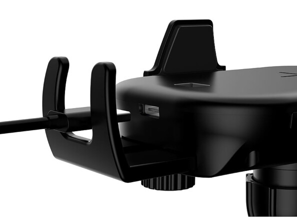 Zoom sur le support de téléphone pour voiture avec pinces automatiques et chargeur Qi.