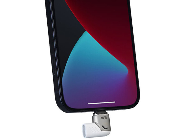 Adaptateur coudé Lightning avec embout magnétique 15W mise en istuation sur un iPhone