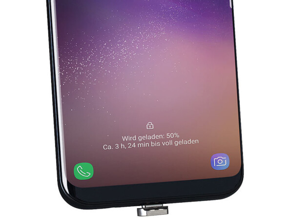 adaptateur coudé magnétique USB-C avec power delivery 100 W mise en situation du connecteur sur un smartphone