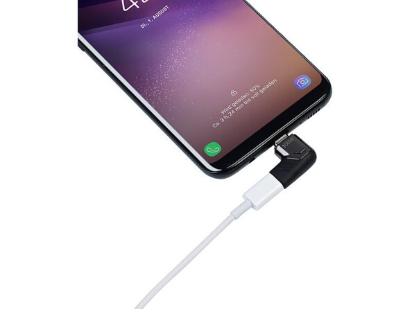 adaptateur coudé magnétique USB-C avec power delivery 100 W mise en situation sur un smartphone avec un câble