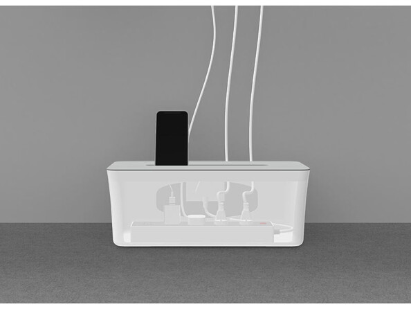 Boîte de rangement pour multiprise mise en situation avec smartphone