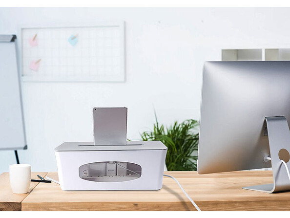 Boîte de rangement pour multiprise mise en situation avec tablette