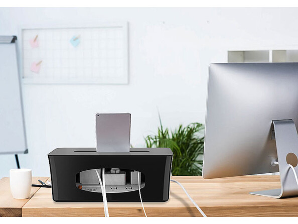Boîte de rangement noire pour multiprise mise en situation sur bureau avec tablette
