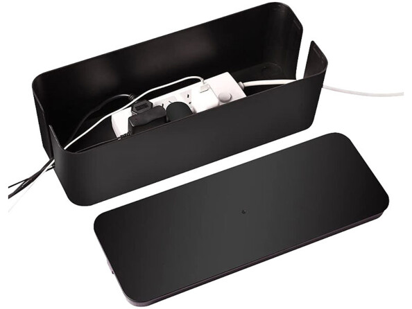 Boîte de rangement noire mise en situation avec un bloc multiprise