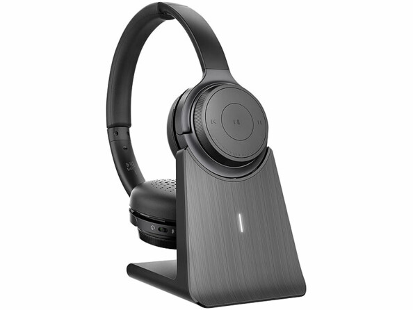 Le micro-casque bluetooth OHS-280 brancher sur sa station de chargement Callstel.