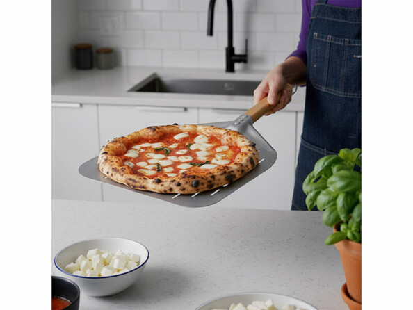 Pelle à pizza Ø 30 cm perforée en aluminium et bois