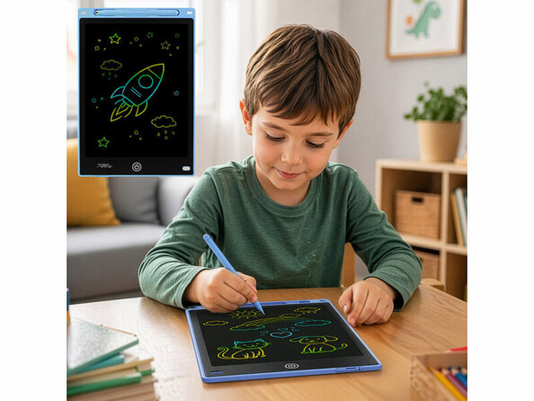 Garçon en t-shirt vert dessinant sur tablette LCD bleue avec mouton et nuages colorés à l’écran