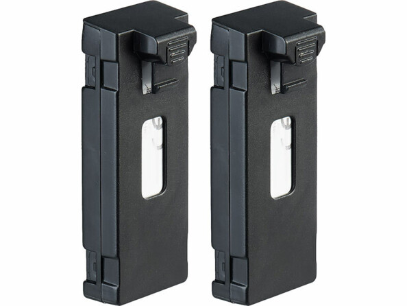 Deux batteries noires identiques avec loquet de verrouillage et étiquette de spécifications