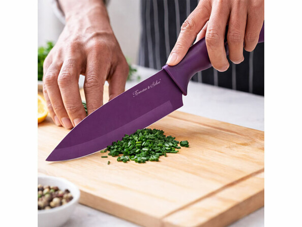 couteau santoku entrain de hacher de la ciboulette
