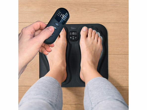 Appareil de massage EMS pour pieds avec personne dessus et télécommande