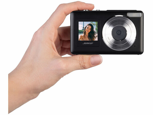 appareil photo 4 K double écran selfie tenu dans une main