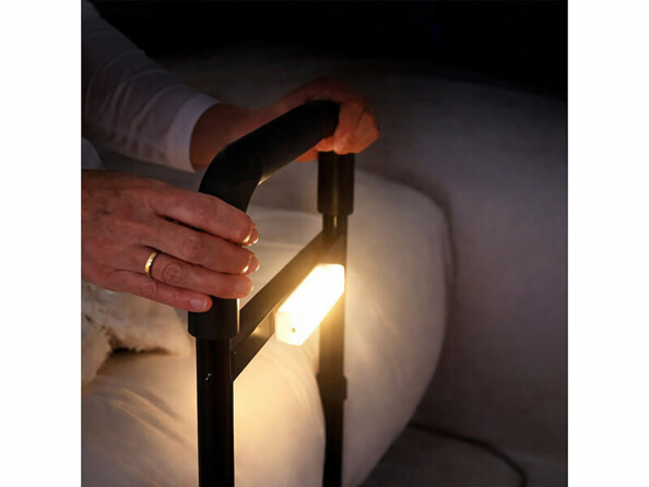 Barre d'appui pour lit lumineuse mise en situation de nuit avec mains posées dessus