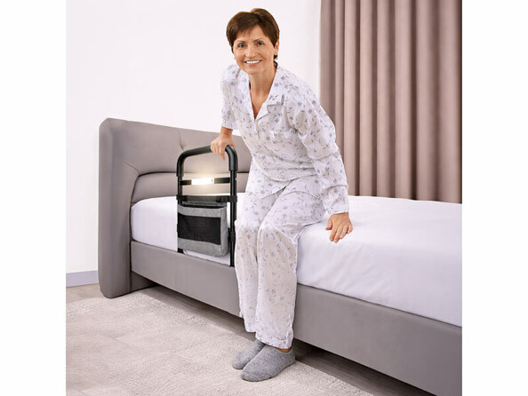 Aide au redressement pour lit mise ensituation avec sénior se levant du matelas