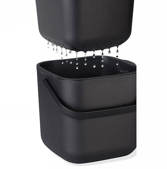 vue zoomée sur composteur de cuisine avec écoulement liquide