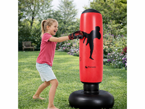 Pucnhing ball gonflable mis en situation dans un jardin avec fille