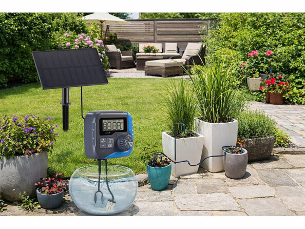 Système d'irrigation solaire autonome BWC-630.solar pour jusqu'à 15 plantes mise en situation dans un jardin