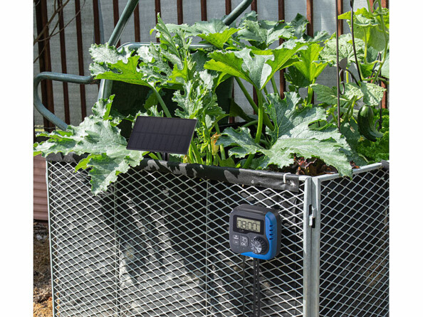 Système d'irrigation solaire autonome BWC-630.solar pour jusqu'à 15 plantes mis en place dans un carré potager