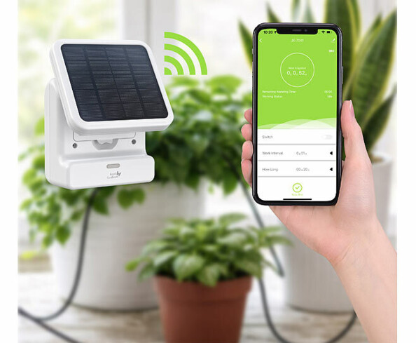 Système d'irrigation solaire autonome connecté BWC-645 mis en situation avec smartphone et application