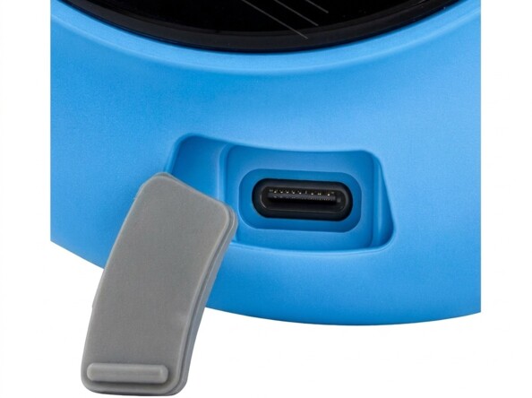 Gros plan sur le port USB-C d’une sonde flottante bleue avec bouchon de protection gris ouvert, fond blanc