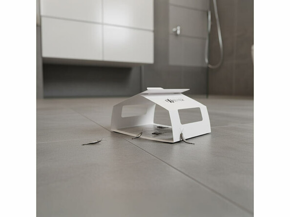 piège à poisson d'argent collant mise en situation dans une salle de bain posé au sol