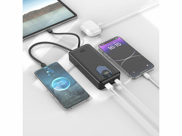 Batterie externe 20000 mAh PB-850 rechargeant 4 appareils sur un bureau