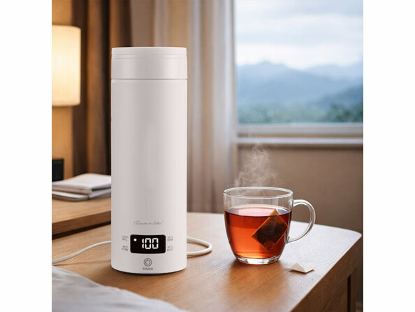 Bouilloire de voyage 500 ml et gourde isotherme vue de face avec bouchon dévissé