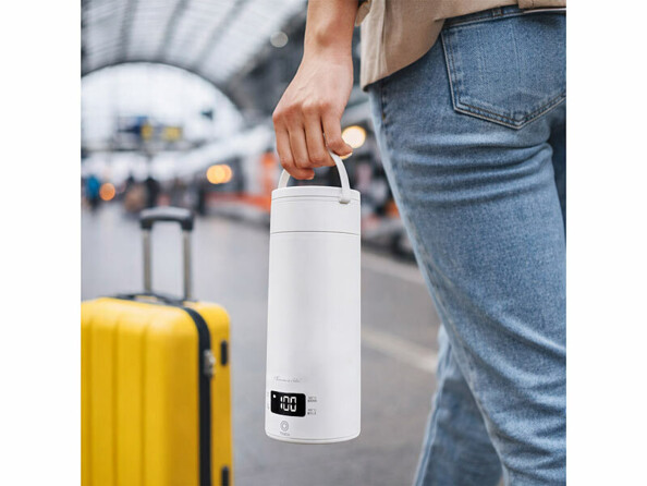 Bouilloire de voyage 500 ml et gourde isotherme vue de face avec bouchon dévissé