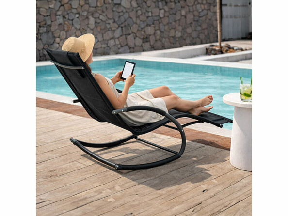 Transat à bascule mis en situation avec femme au bord d'une piscine