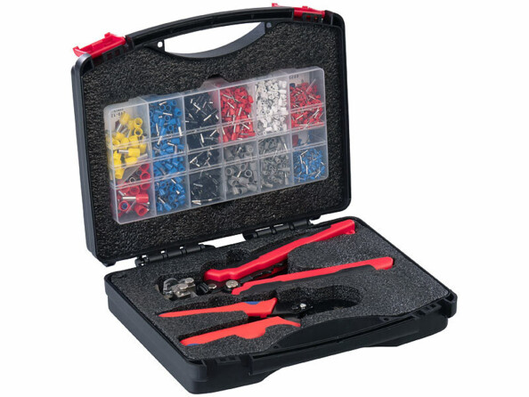 Coffret ouvert avec pinces à sertir et dénuder et 1900 cosses électriques