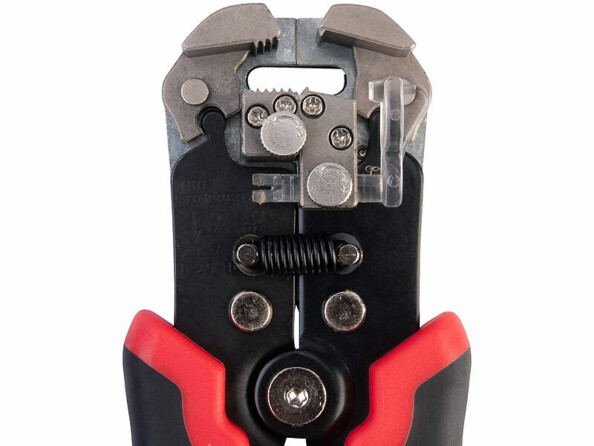 vue zoomée sur la tête de la pince à dénuder