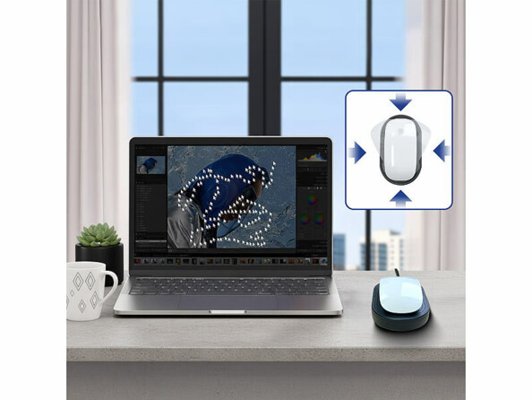 Simulateur de mouvement de curseur de souris en situation sur une bureau avec un ordinateur portable davnt une fenêtre